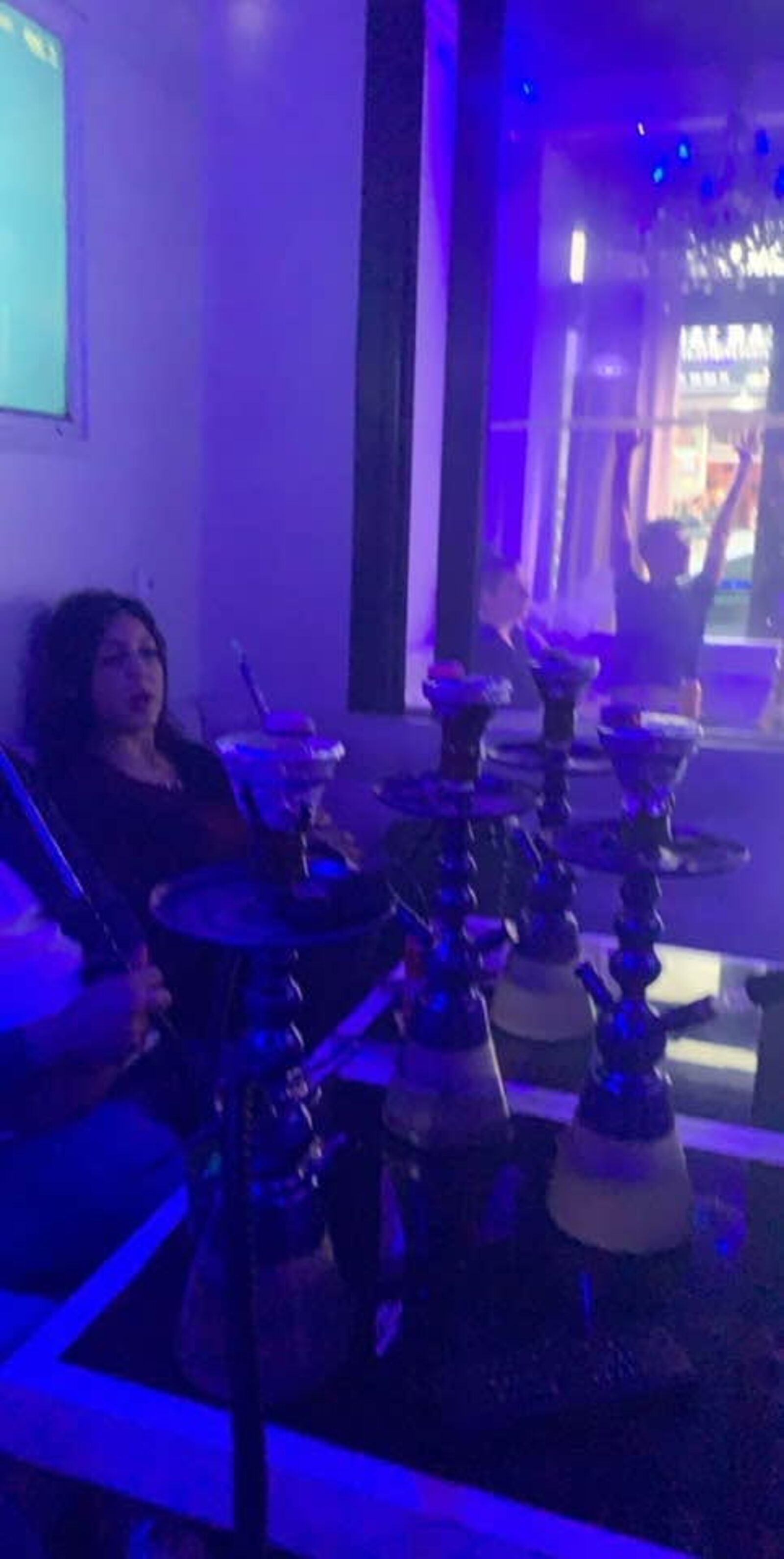 Salle ICE PARIS, chichas sur table basse